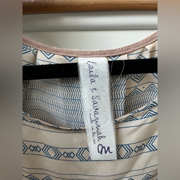 LAILA & SAVANNAH 100% Silk Flyaway Back Blouse - Picture 4 of 6